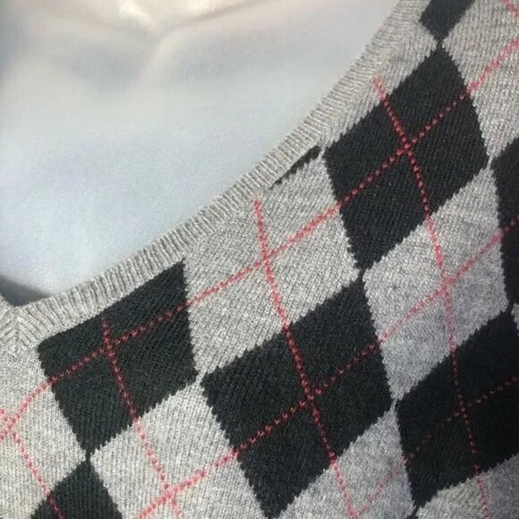 NEW YORK & COMPANY WOMEN'S GRAY/BLACK/RED V-NECK ARGYLE SWEATER SIZE LARGE-EUC - Picture 2 of 4